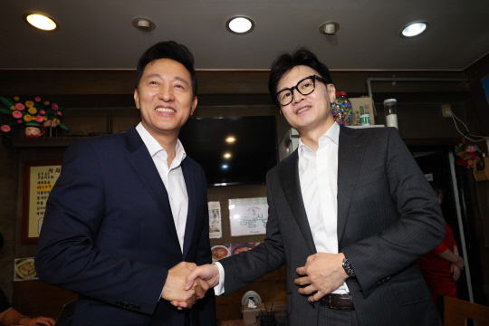 한동훈 국민의힘 당대표 후보(오른쪽)와 오세훈 서울시장이 5일 오전 서울 용산구 동자동 쪽방촌 동행식당에서 만나 조찬을 하고 있다.<연합뉴스>